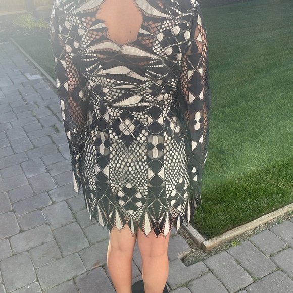 Unique lace dress - Picture 3 of 4